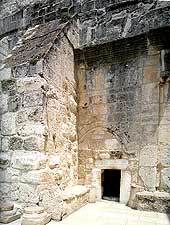 Врата смирения (вход в храм Рождества Христова в Вифлееме)