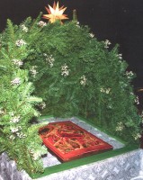 Вертеп над иконой Рождества Христова